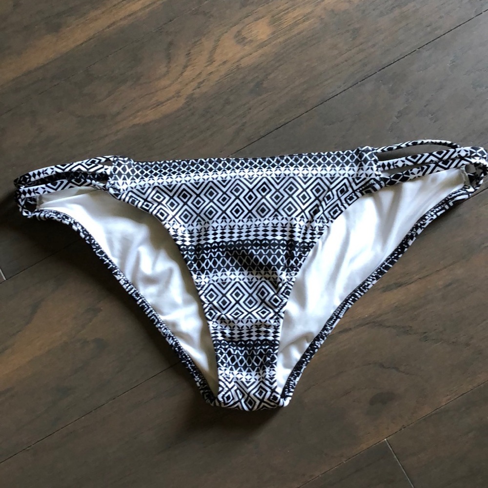 Geometric print strappy bikini bottoms